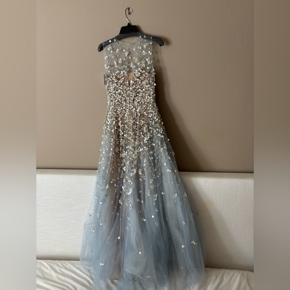 Oscar de la Renta Embellished Floral Mother-of-Pearl Embroidered Tulle Gown - Picture 2 of 10